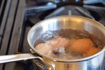 Luộc trứng kiểu này rất độc, nhiều người không biết vẫn làm