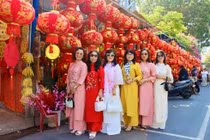 "Nàng thơ" phố biển Nha Trang diện áo dài chụp ảnh đón xuân