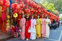 "Nàng thơ" phố biển Nha Trang diện áo dài chụp ảnh đón xuân