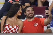 Cổ động viên Croatia, Brazil tranh ngôi phong cách bốc lửa 