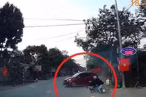 Nữ tài xế bẻ lái, vẫn bị xe sang Mercedes tông văng