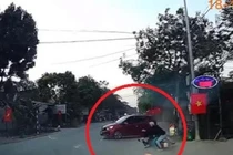 Nữ tài xế bẻ lái, vẫn bị xe sang Mercedes tông văng