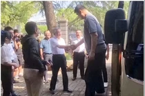 Bức ảnh về người khổng lồ Yao Ming được cộng đồng mạng lan truyền