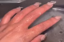 Ra mắt nhà bạn trai dịp Tết, cô gái phải rửa bát rộp tay