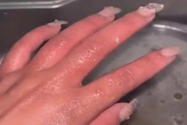 Ra mắt nhà bạn trai dịp Tết, cô gái phải rửa bát rộp tay