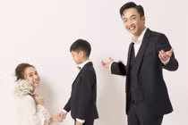 Điểm mặt những bà mẹ kế “vàng mười” của showbiz Việt