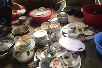 Ngày đầu về nhà chồng, tôi đã phải rửa 10 mâm bát một mình