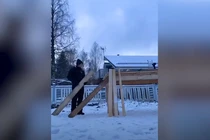 Video: Xây đường trượt băng dài 100 m trong 80 giờ