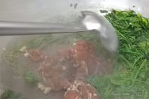 Thứ rau dại có mùi khai nồng, nay thành món đặc sản