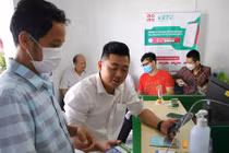 Người dân đổ xô dán thẻ thu phí không dừng