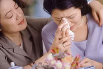 Mẹ chồng chia cho mảnh đất, con dâu chưa kịp vui đã bật khóc