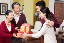 Anh trai chỉ biết nhà vợ, bố mắng anh dại dột rồi lặng thinh 