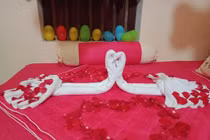 Dân mạng 'hết hồn' với tác phẩm 'cặp uyên ương' trên giường cưới của đôi trẻ