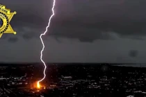 Video: Bắt trọn khoảnh khắc sét đánh gần một nhà thờ