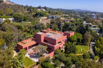 Bên trong biệt thự hồng trị giá 49 triệu USD