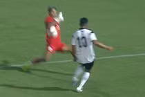 Thủ môn Campuchia không bị đuổi dù chơi bóng bằng tay ngoài vùng cấm