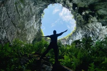 Bên trong "hố sụt tử thần" độc nhất và hùng vĩ ở Mèo Vạc 