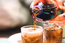 Uống rượu, bia pha chung nước ngọt có giảm say?