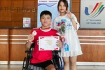 Chuyện tình cổ tích của "chàng trai không chân" mê bóng đá