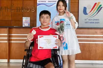 Chuyện tình cổ tích của "chàng trai không chân" mê bóng đá