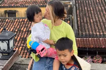 Mẹ lái ôtô, đưa hai con đi từ Nam ra Bắc trong 34 ngày