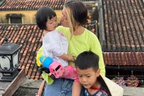 Mẹ lái ôtô, đưa hai con đi từ Nam ra Bắc trong 34 ngày