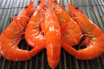 Luộc tôm nhớ 4 bước này tôm mới mềm, hết sạch mùi tanh