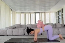 Ngọc Trinh bất ngờ gặp sự cố nguy hiểm lúc tập yoga