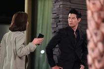 Đưa tiền Tết cho vợ, đêm khuya tôi choáng nhìn phòng ngủ