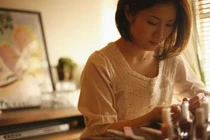 Thấy chồng mua đồ ăn ở chợ, tôi bám theo lặng người biết nơi anh đến