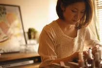 Thấy chồng mua đồ ăn ở chợ, tôi bám theo lặng người biết nơi anh đến