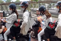 Chạy show xe máy, Thùy Tiên chở trợ lý ngồi sau