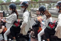 Chạy show xe máy, Thùy Tiên chở trợ lý ngồi sau