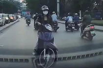 Video: Chạy xe “không giống ai”, cô gái khiến ô tô “đứng hình”