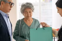 Mẹ chồng bày kế để con dâu được đứng tên trong sổ đỏ