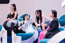 Hồng Nhung gây tranh cãi vì ngồi gác chân lên bảng tên 