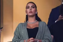 Bạn gái Ronaldo đeo trang sức 2,2 triệu USD tới sân cổ vũ 