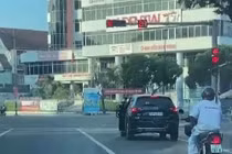 Tài xế nghi 'ngáo đá', lái ô tô không đóng cửa náo loạn 