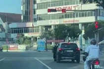 Tài xế nghi 'ngáo đá', lái ô tô không đóng cửa náo loạn 