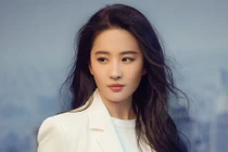 Bức ảnh 24 năm trước của Lưu Diệc Phi gây sốt 