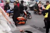 Cô dâu kéo lê chú rể giữa phố, nguyên nhân khiến tất cả bất ngờ