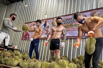 Trai đẹp 6 múi cởi trần bán sầu riêng gây xôn xao khắp phố