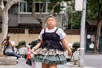 Người phụ nữ gây náo loạn cõi mạng với phong cách thời trang dị