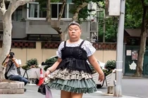 Người phụ nữ gây náo loạn cõi mạng với phong cách thời trang dị