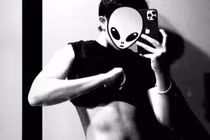 Gil Lê khoe múi bụng, body đô con như nam thần Hàn Quốc