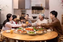 Vợ muốn ăn tết ngoại, chồng nói: "Bảo nhà ngoại xin phép nhà nội"