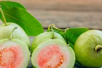 Ổi tốt cho sức khỏe nhưng những người này nên tránh xa