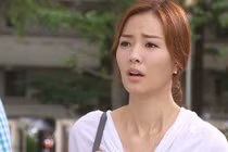 Con gái cầm lì xì 1 triệu chạy vào, tôi vội ra cổng thì...