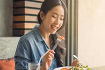 Đang ngồi ăn với bạn, tôi bất ngờ thấy mẹ dắt đứa trẻ lạ