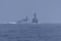 Video: Tàu chiến Mỹ và Trung Quốc suýt va chạm ở eo biển Đài Loan